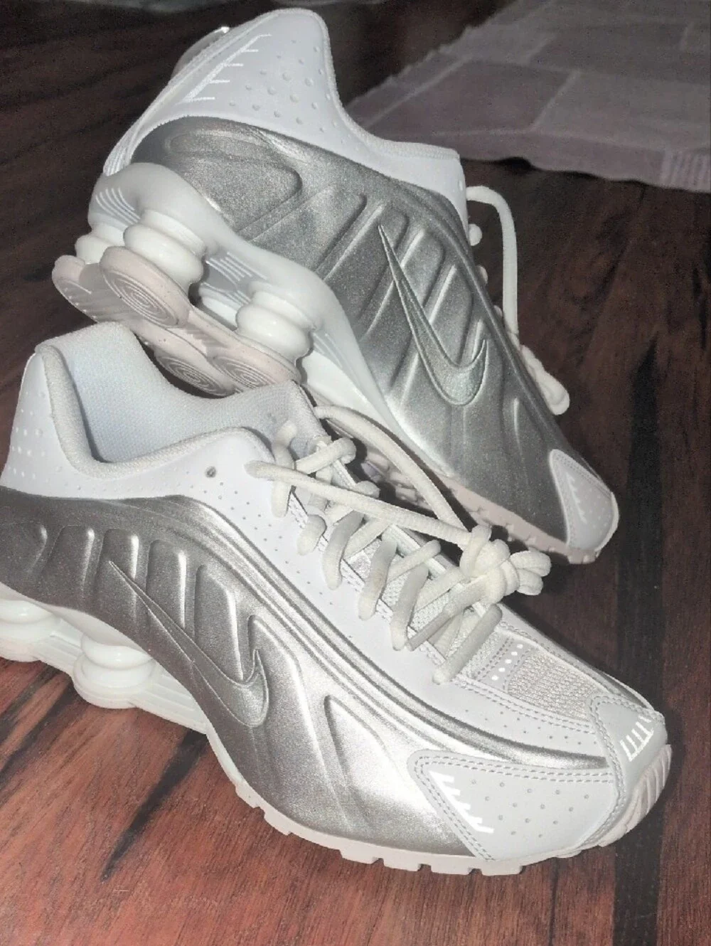 Nike Shox R4 White Metallic Silver Sneakers Shoes Size 5.5Y NEW Kids